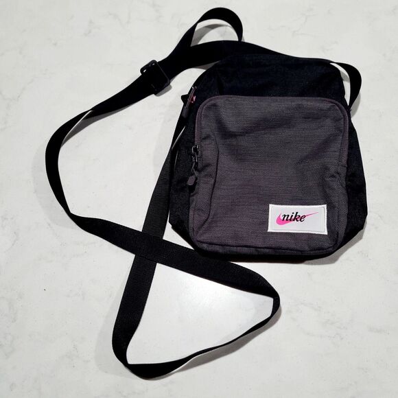 Nike Tech Slate 3 Pocket Zippered Crossbody/Shoulder Strap 9" Bag Unisex NWOT - Picture 1 of 12